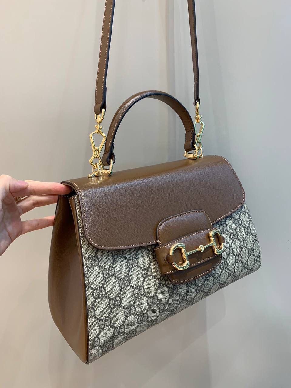 新背景实拍正品级 。（大号29cm） Gucci Horsebit 1955马鞍大号手提包 2023横空出世的超级最新大爆款‼️ 大号28cm证品售价，还是继续采用1955经典棕色原厂皮，除了包身的手提设计，另外配有两个不同风格的肩带，三种不同背法，容量皆备，小巧圆润的包型非常适合亚洲女性，绝对是2023大爆款，继迷你马鞍包后我最喜欢的第二单品‼️ 型号702049；尺寸29x21x11cm