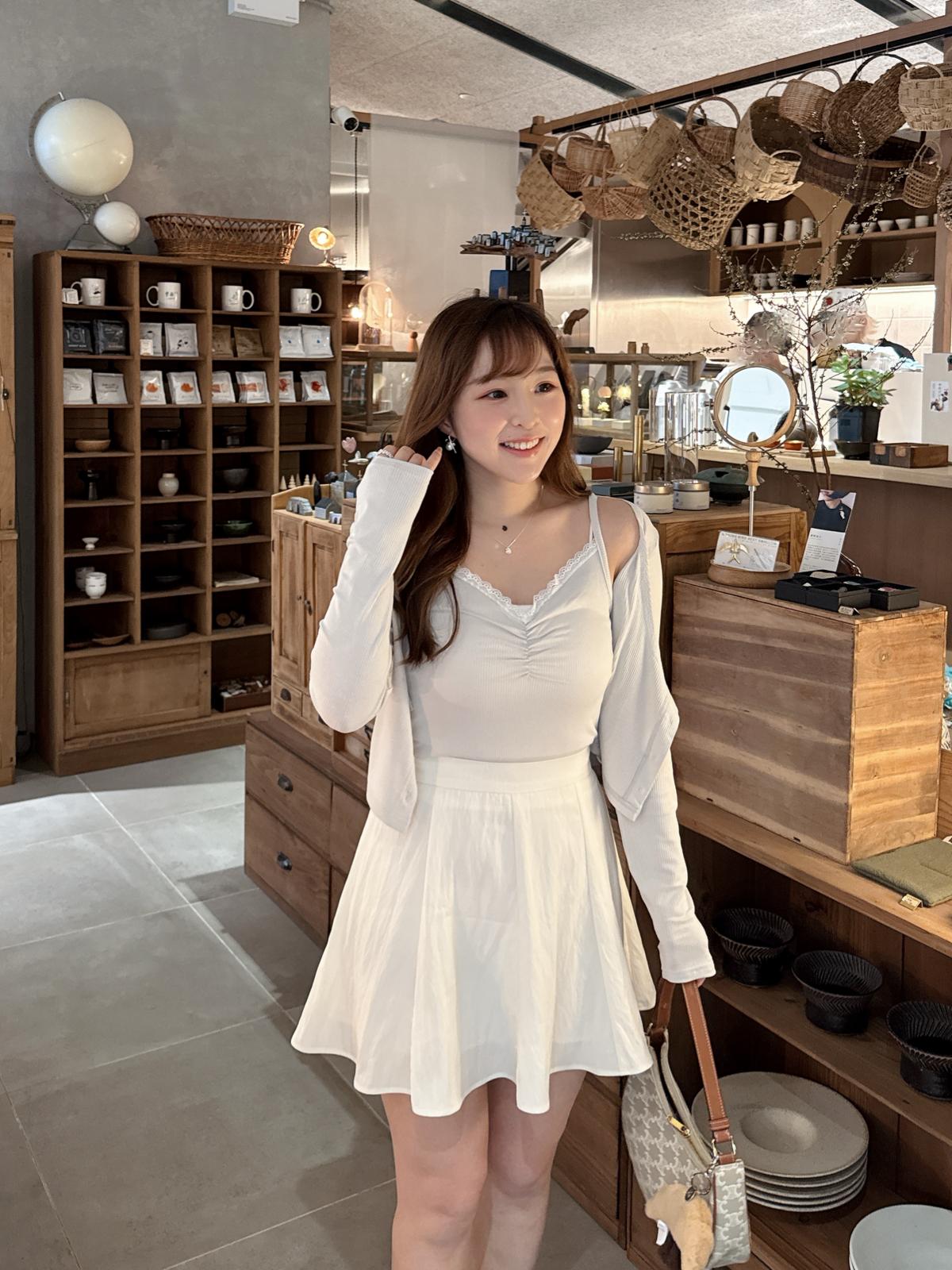 【機心款式】花邊v領直紋修身假兩件上衣