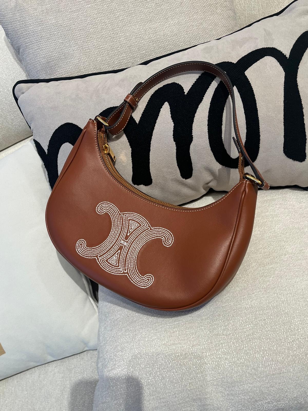 Celine Ava hobo calfskin 凱旋門logo 100%Authentic ,98%new✅dust bag