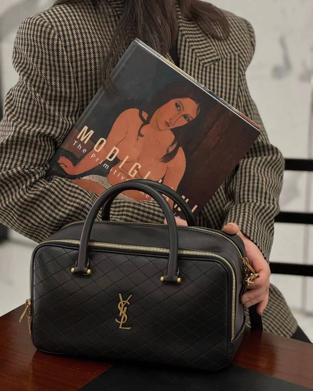 仅剩少量❗️ ys1 liya保龄球行李包🎳👛 为数不多的可以手拎的通勤包 容量超级大，喜欢大包的姐妹不要错过 双拉链大分区，里面还有小隔层 功能性实用性都照顾到 我真的很喜欢他们家扁平的菱形衔缝线 清冷和酷飒感一下就出来 你别说，这只保龄球还挺学院风哈～ 31×16×13cm766785m