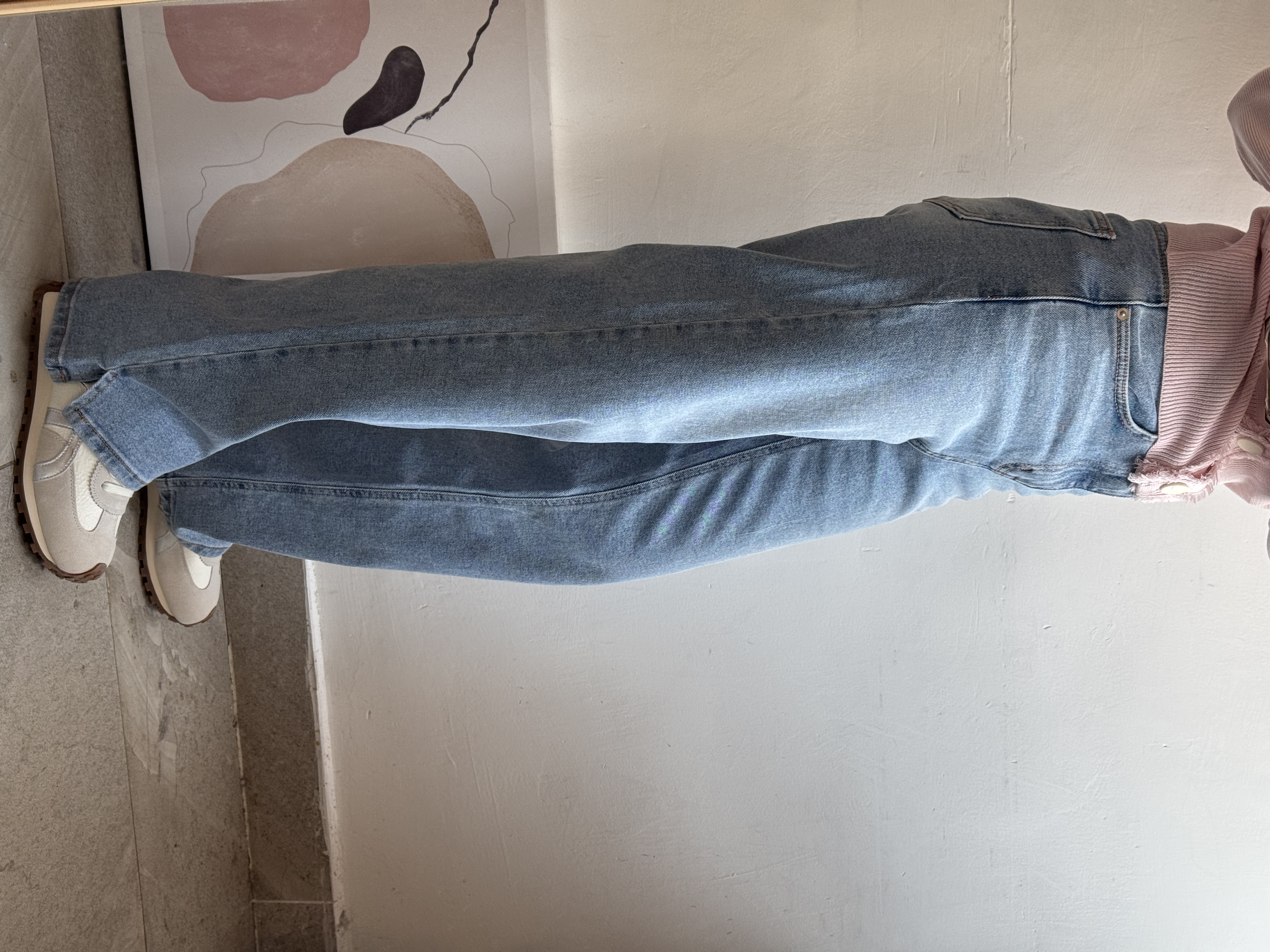 淺藍色直腳牛仔褲