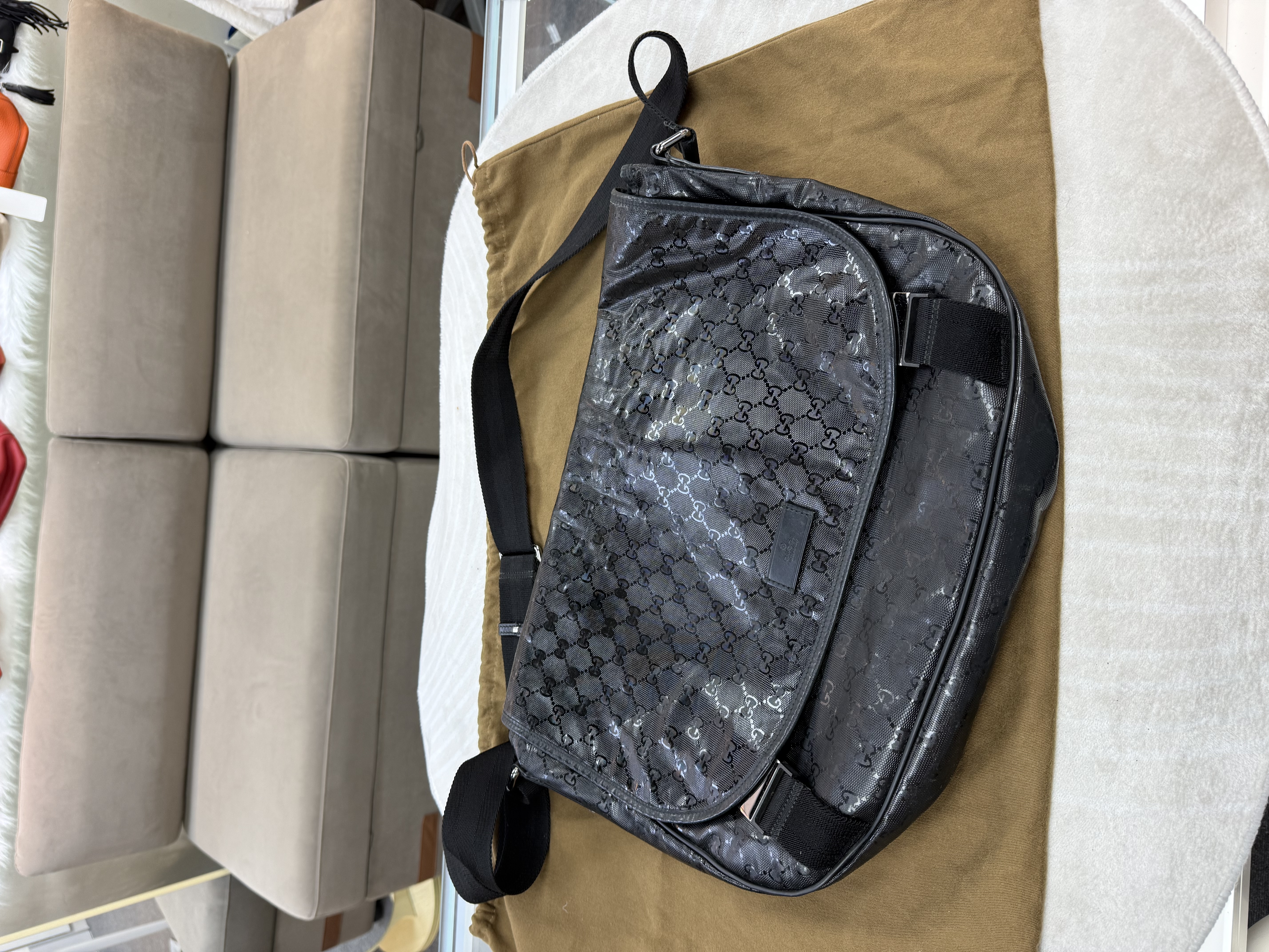 Gucci 古馳 水晶皮 滿印黑色郵差包*男女同款*