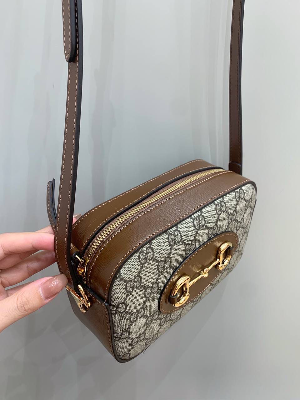新背景实拍正品级 。Gucc1 horsebit 吐司包🍞 （顶级原皮) 啊啊啊啊啊！！超级无敌大爆款！ 这应该就是我心目中的白月光， 实物是那种看到不需要犹豫马上就会买的， 相机包很多款，目前为止这个是我心目中的to 马衔扣元素和这个面料一直是我最爱的搭配设计 只是没有想到做成相机包可以这么可爱有趣 简简单单的造型却如此耐看且有那么一点高级感 跟其他相机包完全不一样！！反正这个我一拿到我就很爱很爱很爱！🤩这个你们都可以入，必定会成为经典款！ 型号760196；尺寸20/13/6cm