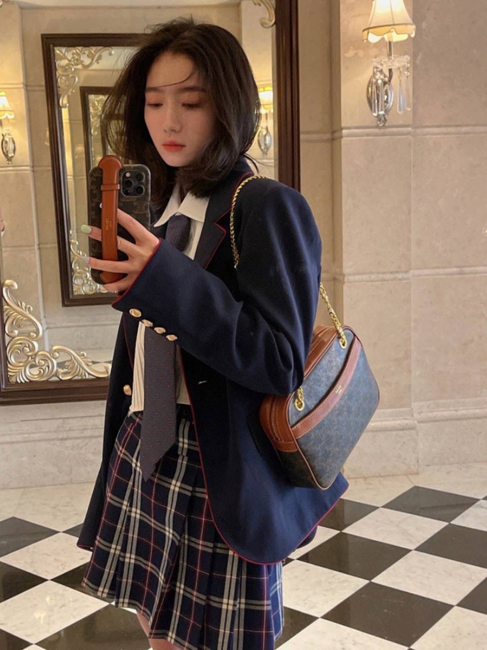 🔥大货实拍图 𝗖𝗘𝗟𝗜𝗡𝗘♥𝗖𝗔𝗡𝗩𝗔𝗦 𝗣𝗔𝗧𝗔𝗣𝗔𝗡𝗦 型号：196252 尺寸：20.5*15*4.5cm 不得不承认最近的Celine的老花系列有点Old Celine的味道，虽然不是皮的面料，但是很耐用，挎在腋下复古又文艺～目测会成为新一季爆款 🥳