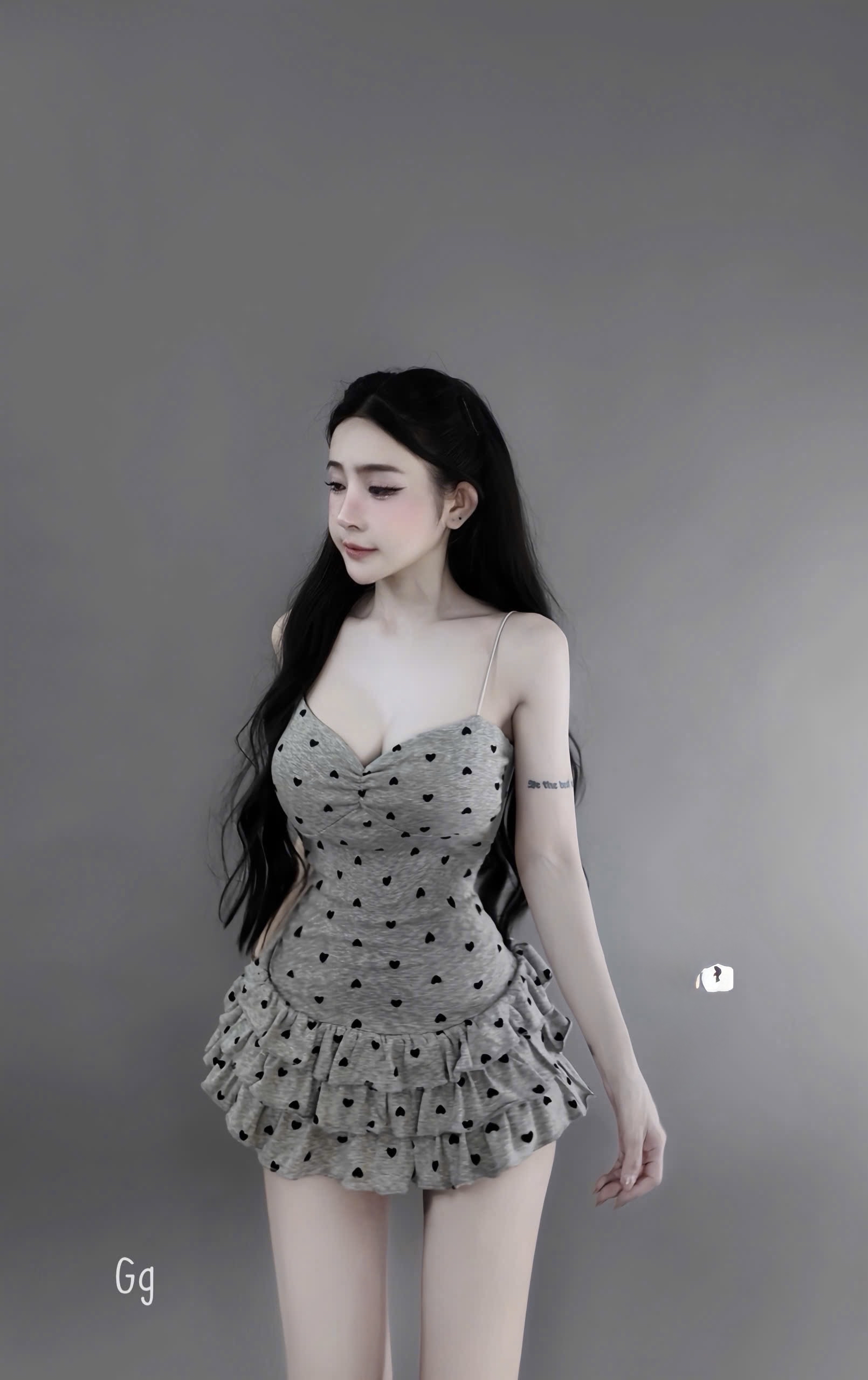 心型印花荷葉邊吊帶洋裝搭配長袖開襟衫