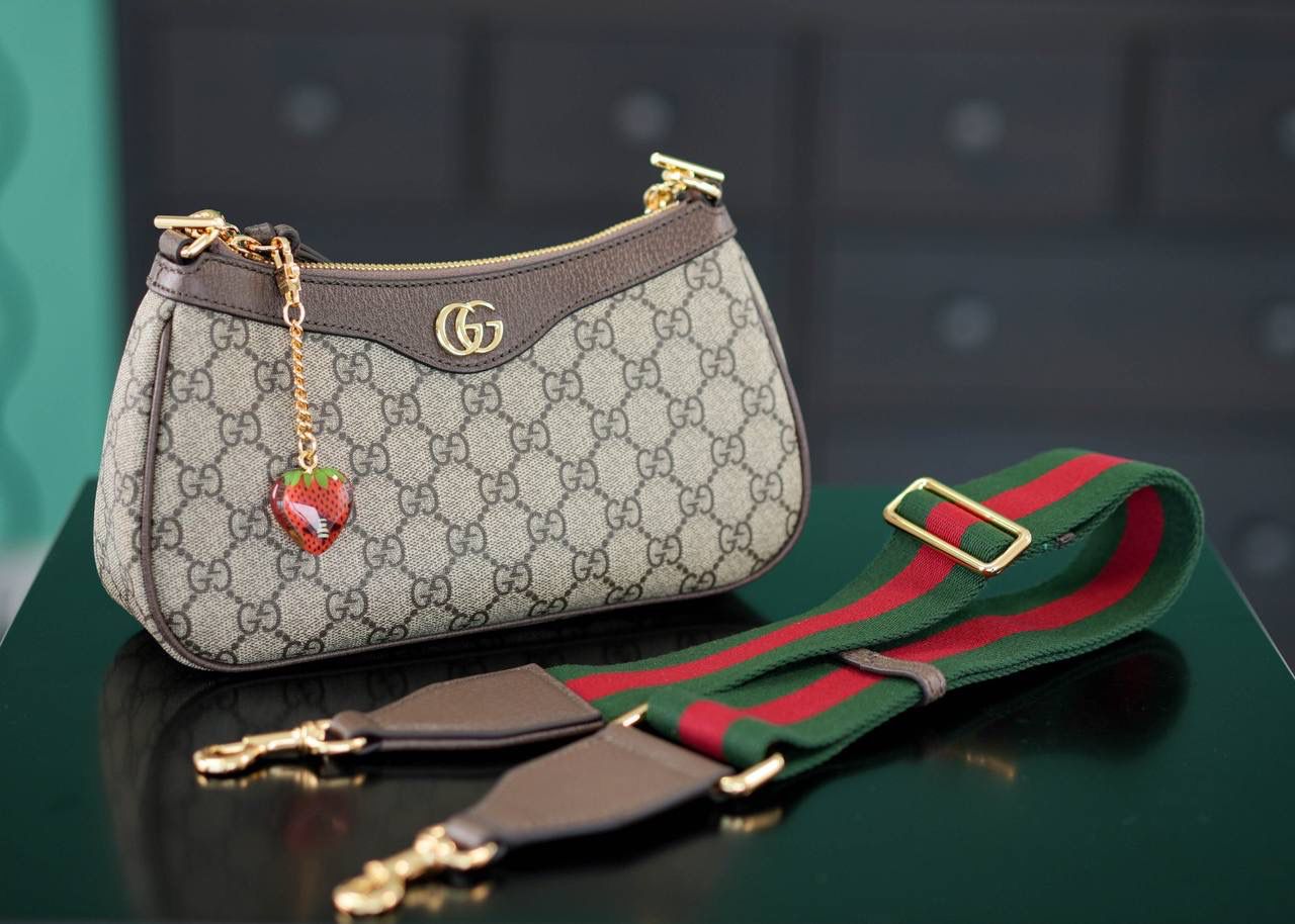 🥯Ophidia系列小号手袋 草莓包棕色 25cm 这款草莓包惊喜感非常强， 经典的元素搭配小巧可爱精致时髦挂饰， 金属链条和经典红绿织带，复古感十足且百搭， 可爱又别致的小草莓是点睛之笔， 整个包包很轻便，特别好背呢~ 官方款号 735132 尺寸：25x15x6cm