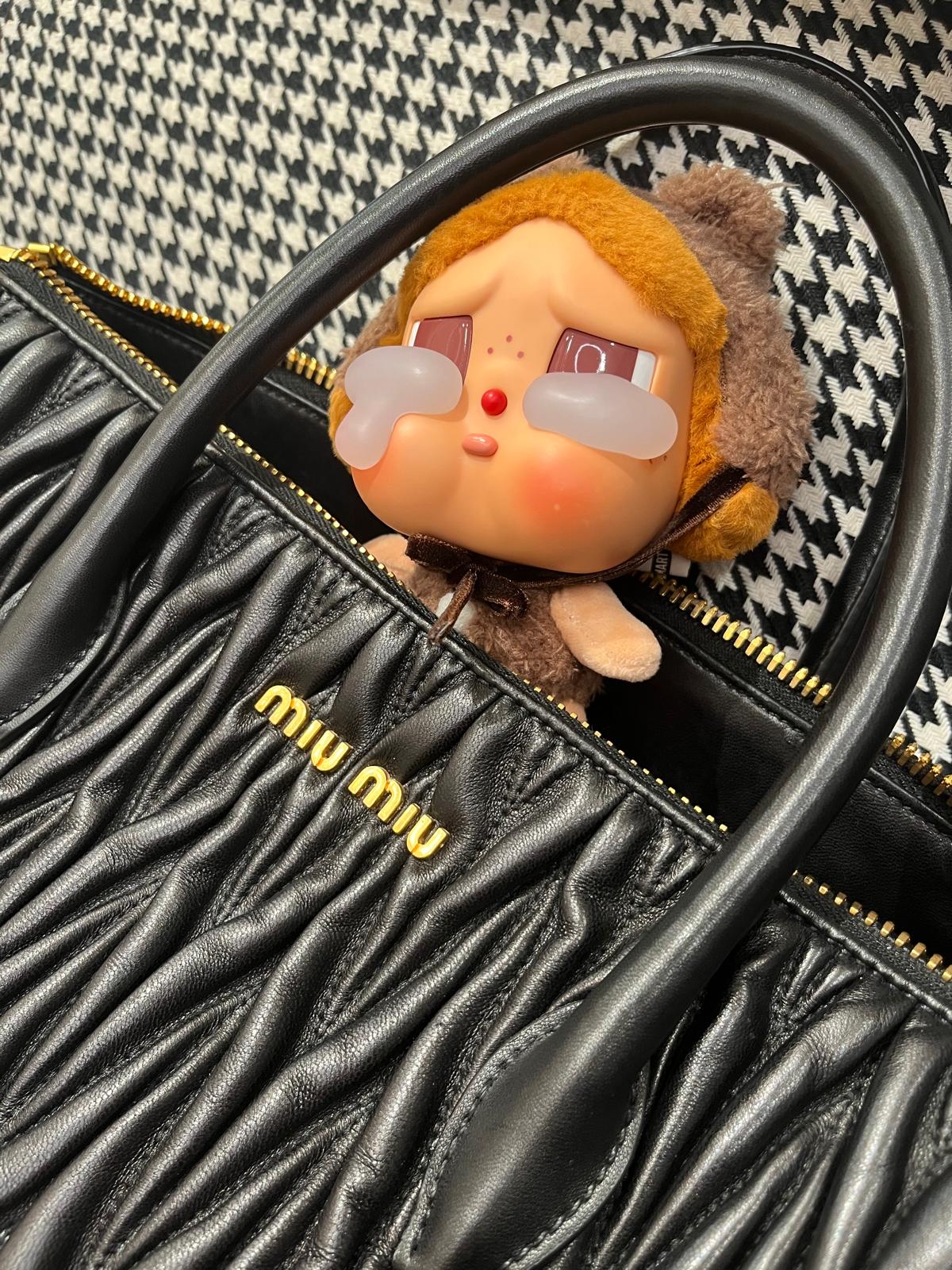 Miu Miu shoulder bag 黑金 100%Authentic, 93%New