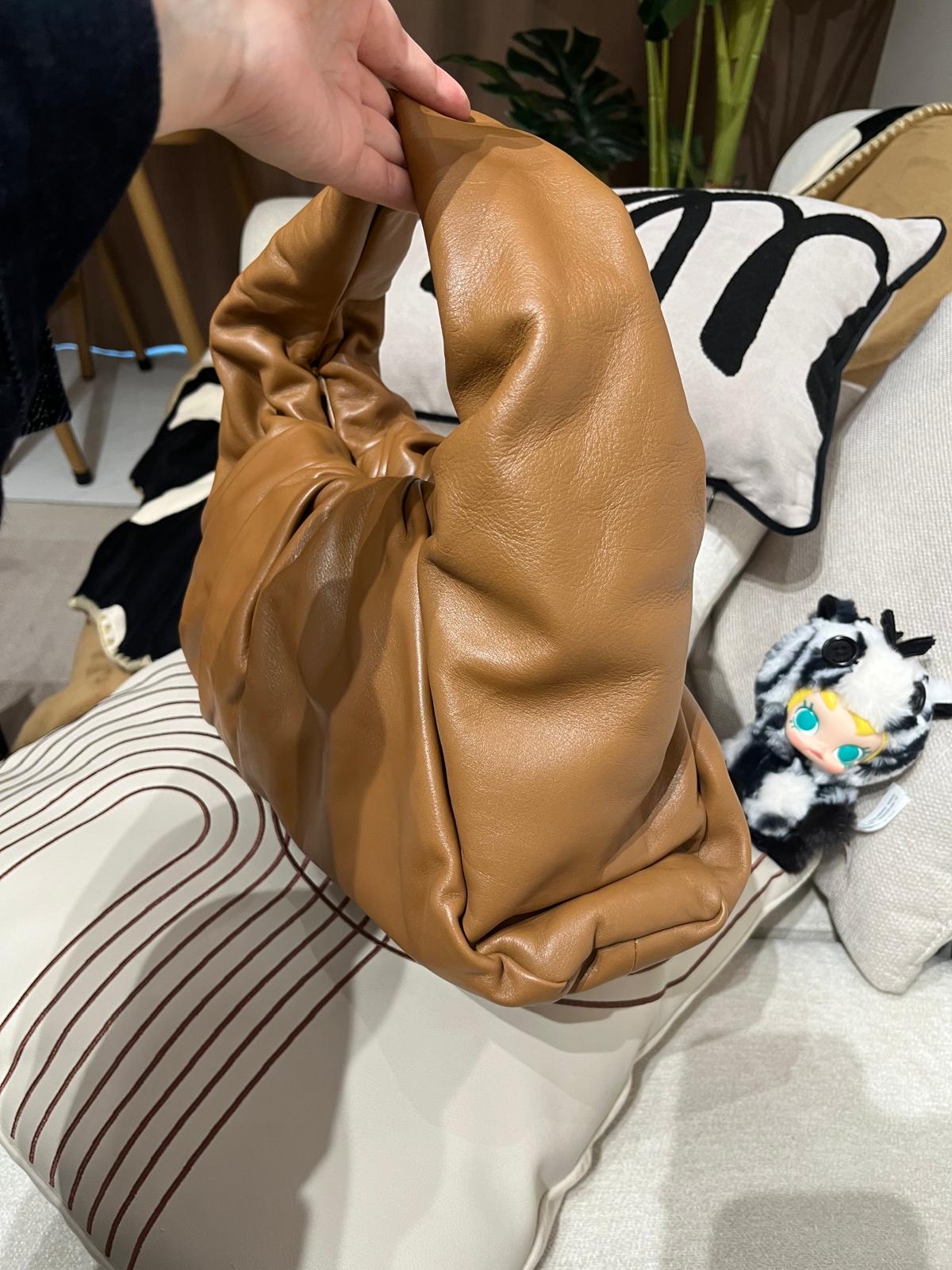 BOTTEGA VENETA BV The Shoulder Pouch leather gathered hobo 雲朵包 ,100%Authentic ,98%new✅dust bag