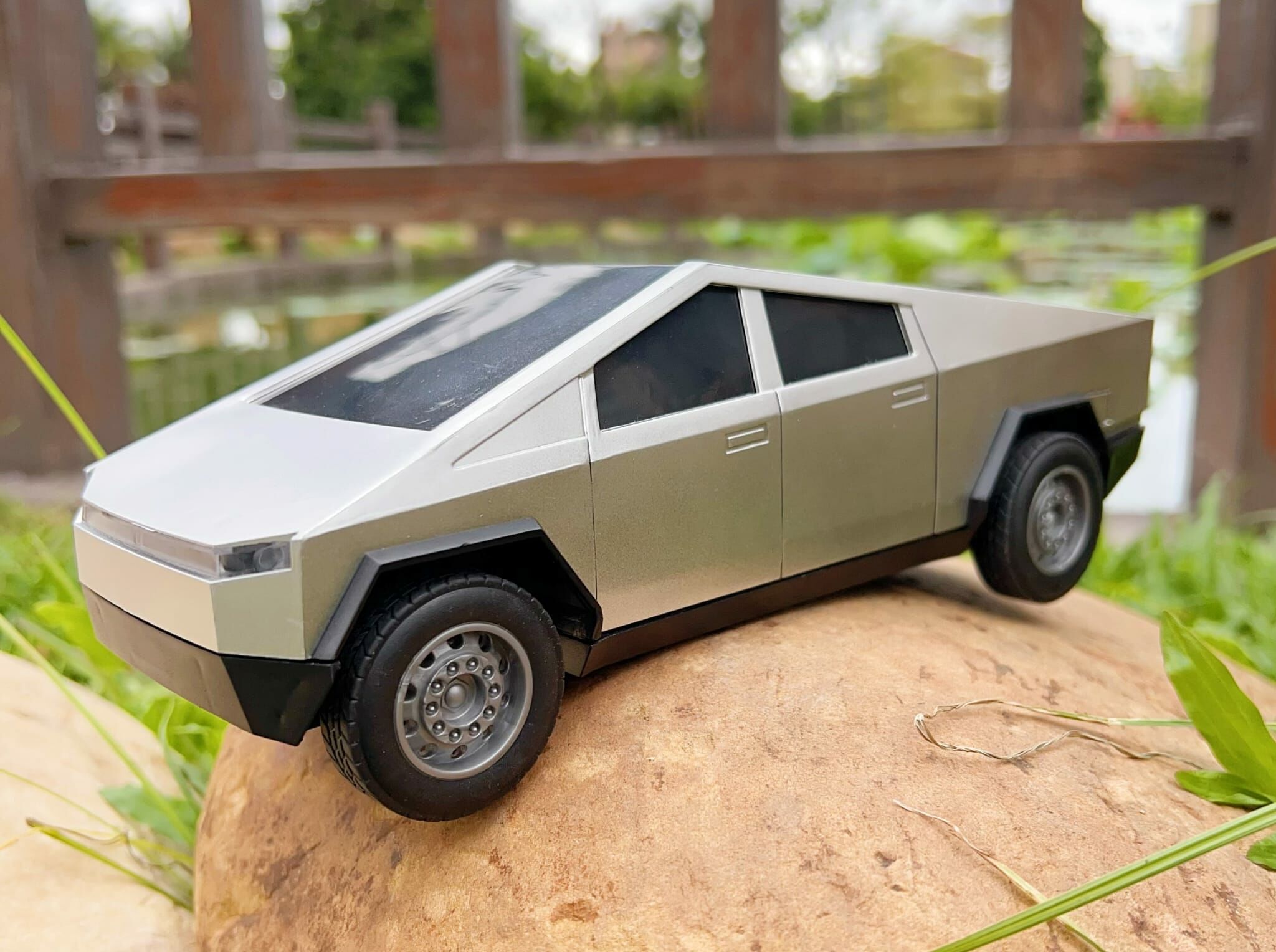 Tesla Cyber​​ Truck 同款科幻電動遙控車- 1件 現貨