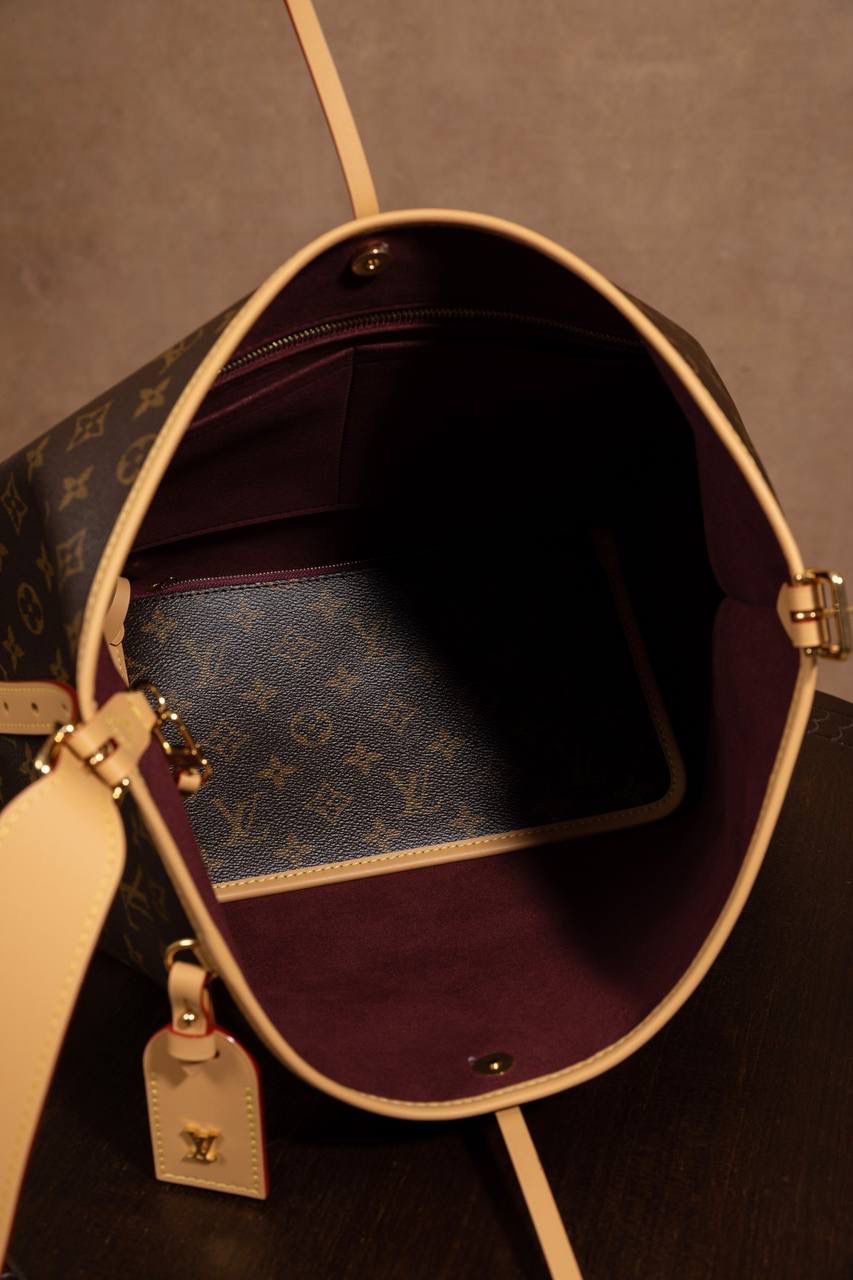 LV CARRYALL🎀 整体风格偏 休闲、随性、有点慵懒感，背上身直接爱上❤️ 字母包设计很贴心，不管是拿来当通勤包，还是妈咪包，都超级适合。容量大、很好装东西，而且又耐看又百搭，天天背都不会腻。 可以说是 又实用又好看的王者包款 了✨ 中号：尺寸 39×30×15cm 小号：尺寸 29x24x12cm 大小刚刚好，看起来大气又很实用。这款 Carryall 系列真的是爆款中的爆款，颜值超高，真的会让人一看就想要！从上市第一天开始就一直缺货，真的不是开玩笑的！！😍✨