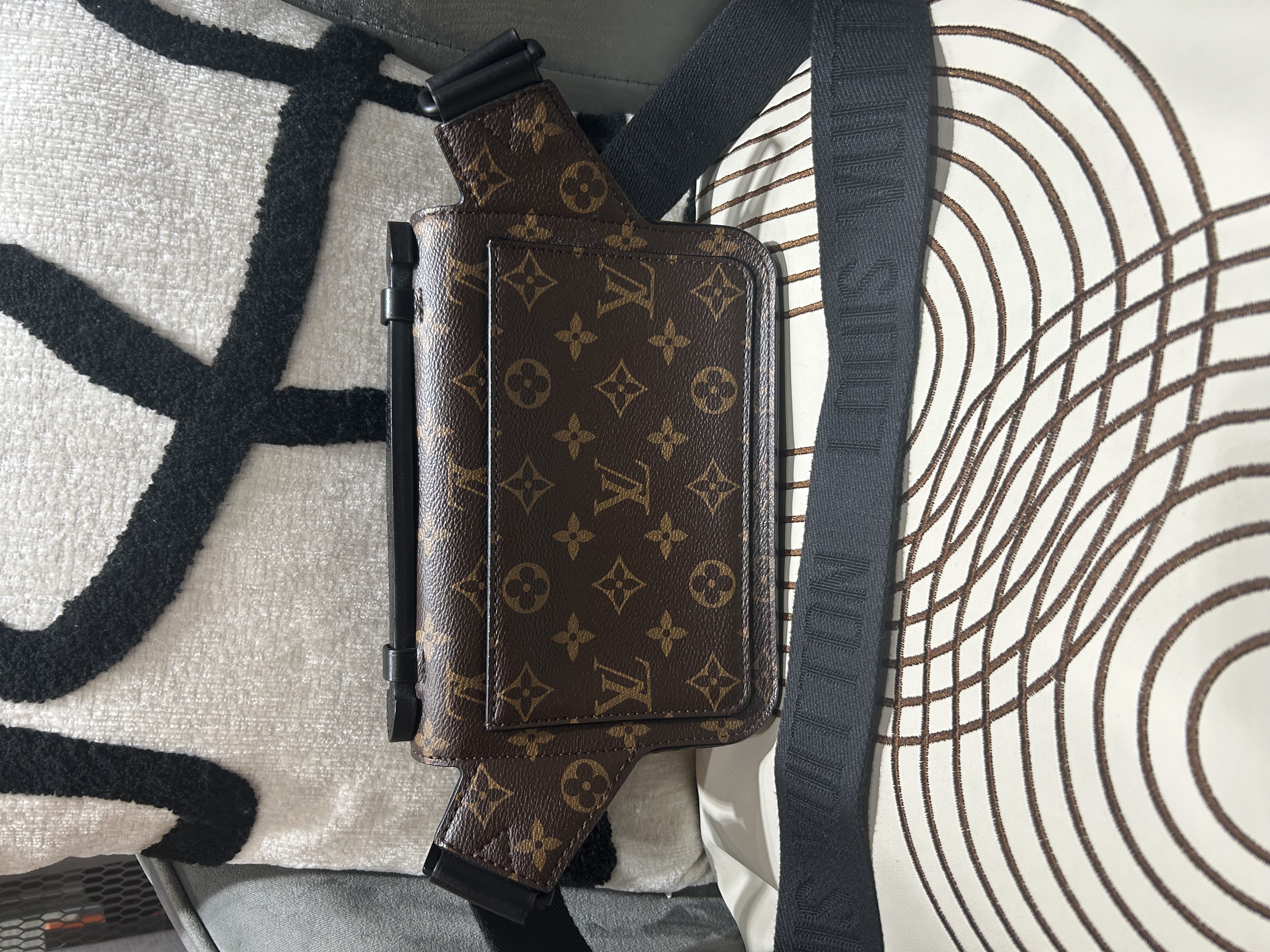 Lv S-LOCK M45807 斜孭袋 100%Authentic,98%new ✅專門店收據✅dust bag 