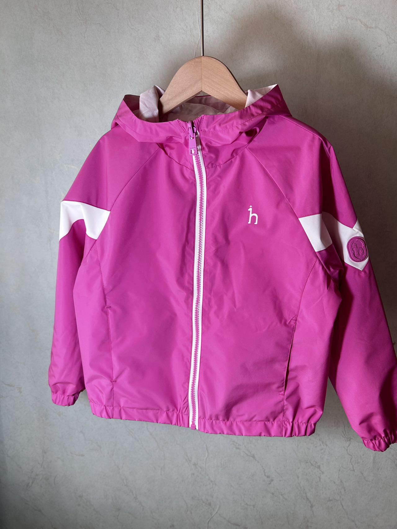 $188件。2件起$180件。3色選擇🐶 HAZZYS 哈吉斯雙面款 2026春季新款男女童兩面穿防護透濕科技連帽外套（26016