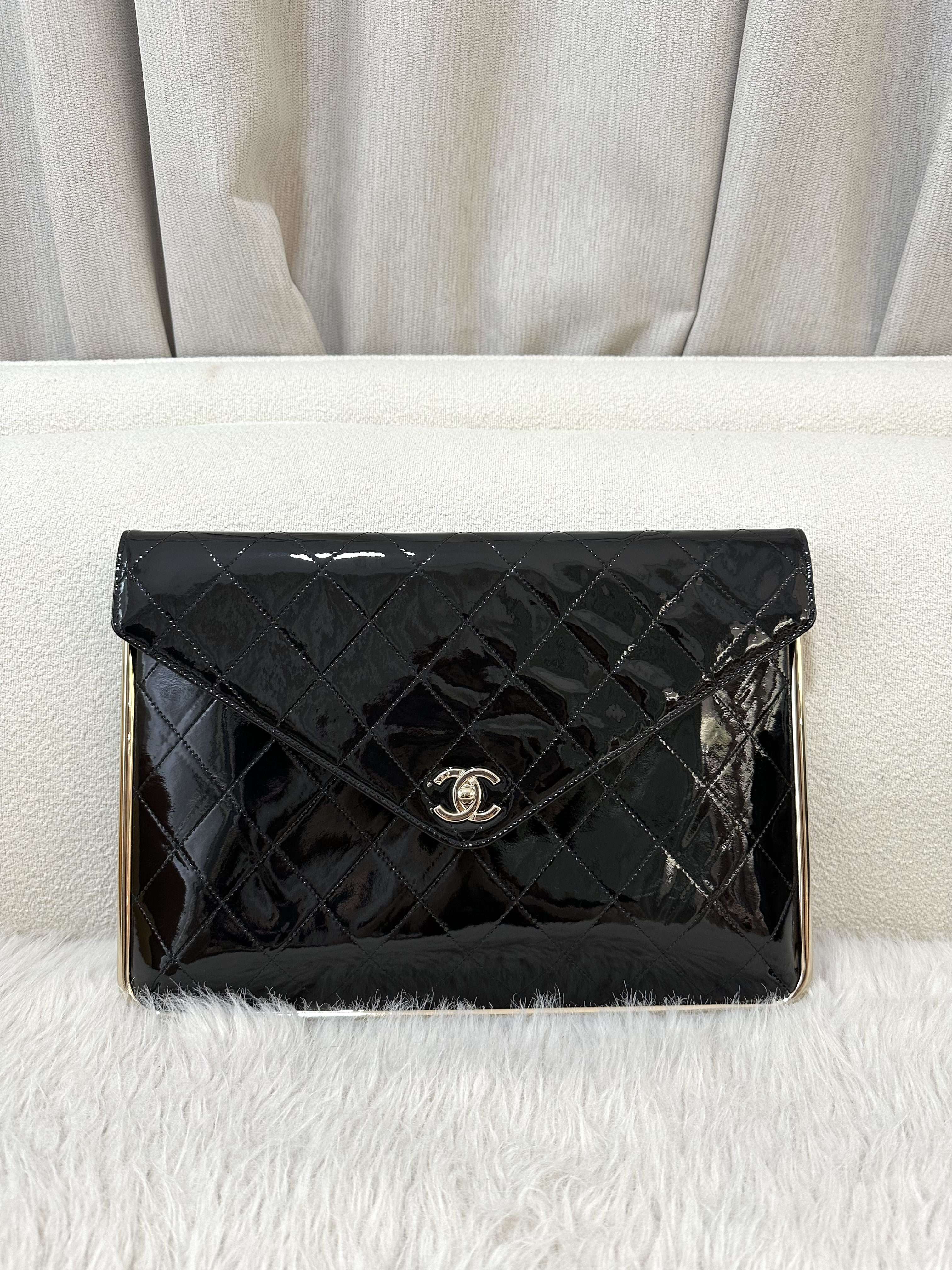 Pre-owned Chanel flap case in black patent leather/ Product Code: 26022114