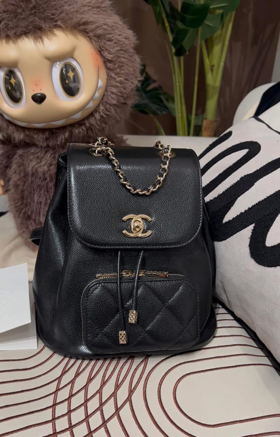 Chanel backpack AS3530, 亮面粒紋牛皮淡金扣 100%Authentic, 98%new ✅專門店收據✅晶片✅塵袋✅Box