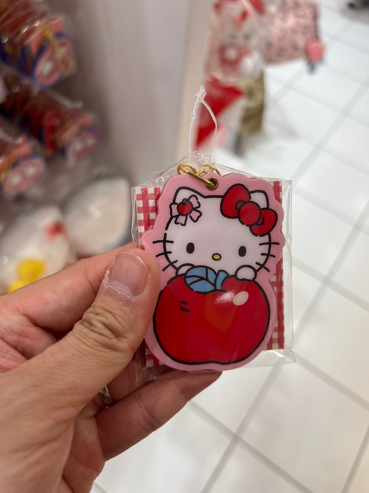 Hello Kitty Apple Cafe 鎖匙扣連鏡