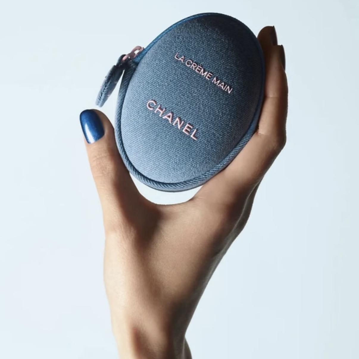 現貨 CHANEL LA CREME MAIN  滋養精華護手霜 鵝蛋丹寧護手霜 50ML  （輕盈） （附限量牛仔鵝蛋收納袋）專櫃已售罄