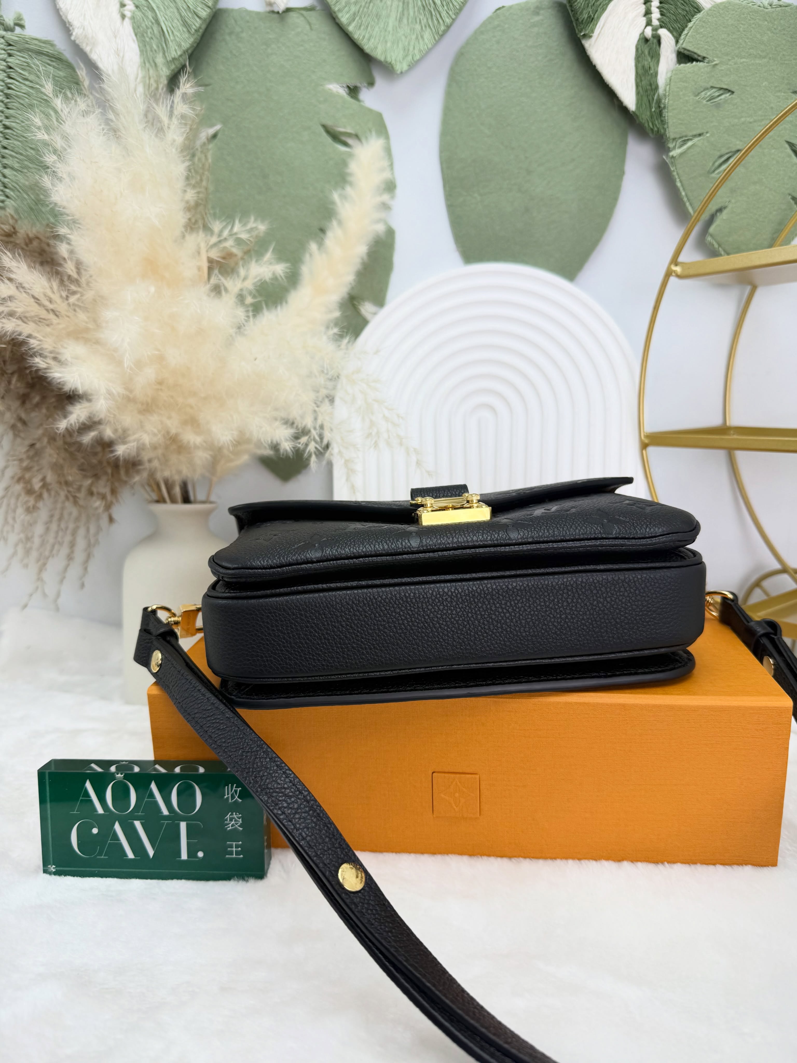 LV👜 PRE OWNED 🛍️黑皮壓花皮革金扣pochette Métis🖤全套有2026年8月專門店單 晶片款💛