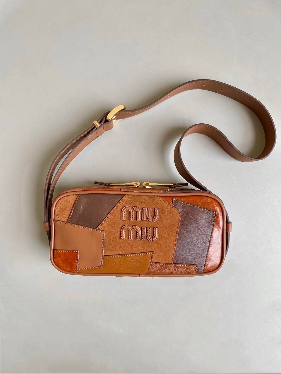 🈶拼接色 𝗠𝗶𝘂𝗠𝗶𝘂相机包，大爆款 这只大火啊！超有腔调的一款 简约精致的设计真的好耐看 不同色系拼接有点流浪感又透着高级 色彩搭配温暖而富有层次 把美拉德复古风拿捏的很到位 整体造型非常慵懒有个性，保证了舒适性和实用性的同时还兼顾了美观性 时尚，非它莫属了！ 24×11.5×7cm #F0015m