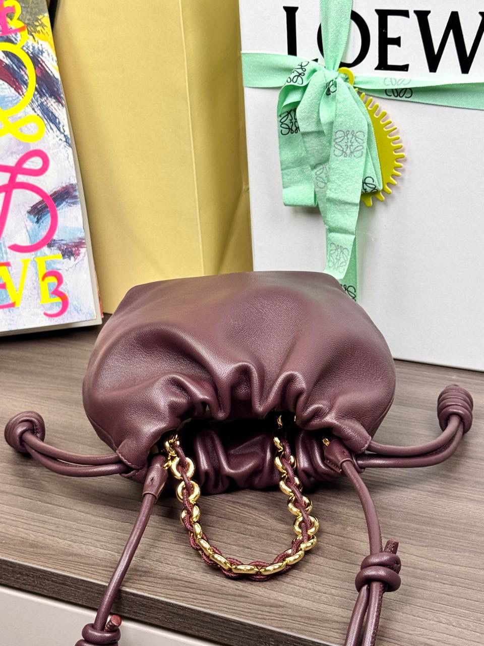 🎈迷你链条款𝙁𝙡𝙖𝙢𝙚𝙣𝙘𝙤 𝙋𝙪𝙧𝙨𝙚羊皮 ——【勃艮第红】 尺寸：𝟐𝟑.𝟓-𝟓-𝟏𝟕𝐜𝐦 编码：062347 👉🏻延续福袋收缩绳褶皱设计，羊皮包身手感细腻柔软❤️ 👉🏻链条肩带➕皮肩带的双肩带设计，时尚百搭，给足了集美们多样化的选择。肩带可拆卸可调节，磁扣开合，正面烫金𝙇𝙤𝙜𝙤，呈现出高贵典雅的视觉感😍 👉🏻独家背景➕独家品质➕独家全套砖柜礼盒套装，市场高端品质皆在我手✌🏻
