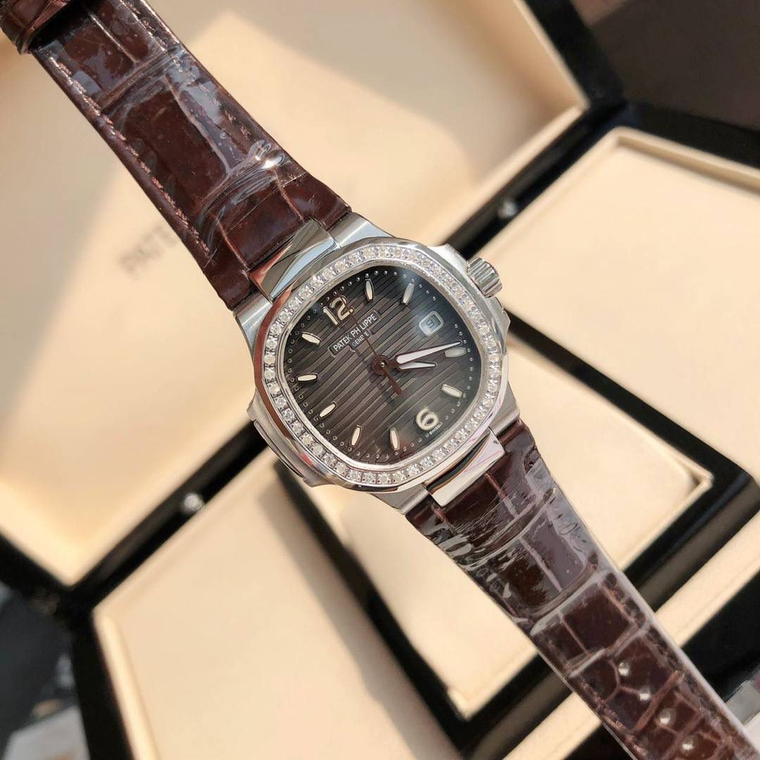 堪称一绝钢表之王，最美女款百达翡丽7010R鹦鹉螺 32mm银色深灰色 表徑精巧独特舷窗结构表壳，完美优雅风格，采用不锈钢18k镀玫瑰金。水平横纹浮雕图案的表盘。表圈镶嵌46颗天然南非钻石💎美洲鳄鱼皮表带‼️