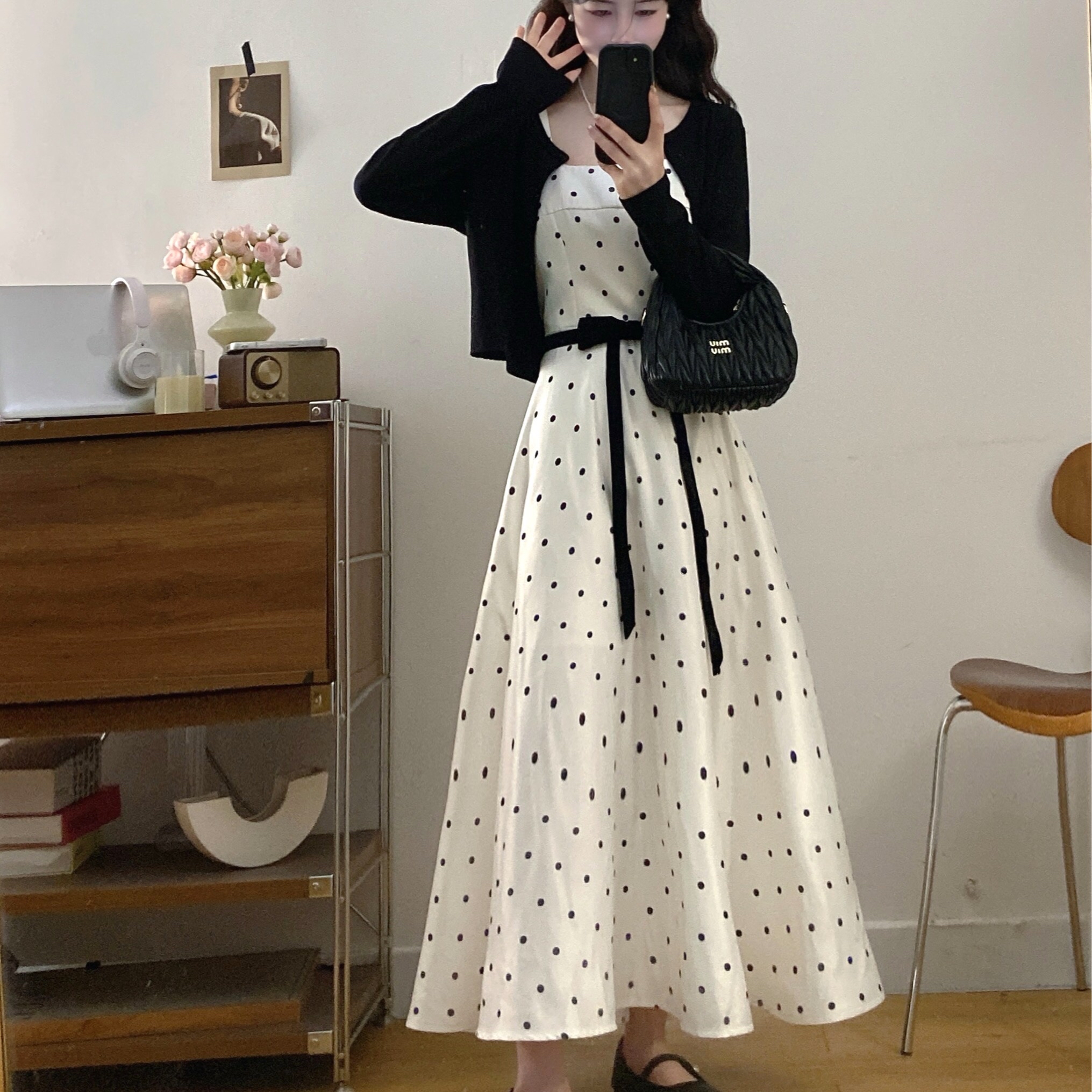 B97(9333长) 长款韩系温柔风波点腰蝴蝶结白吊带裙与黑开衫两件套连身裙