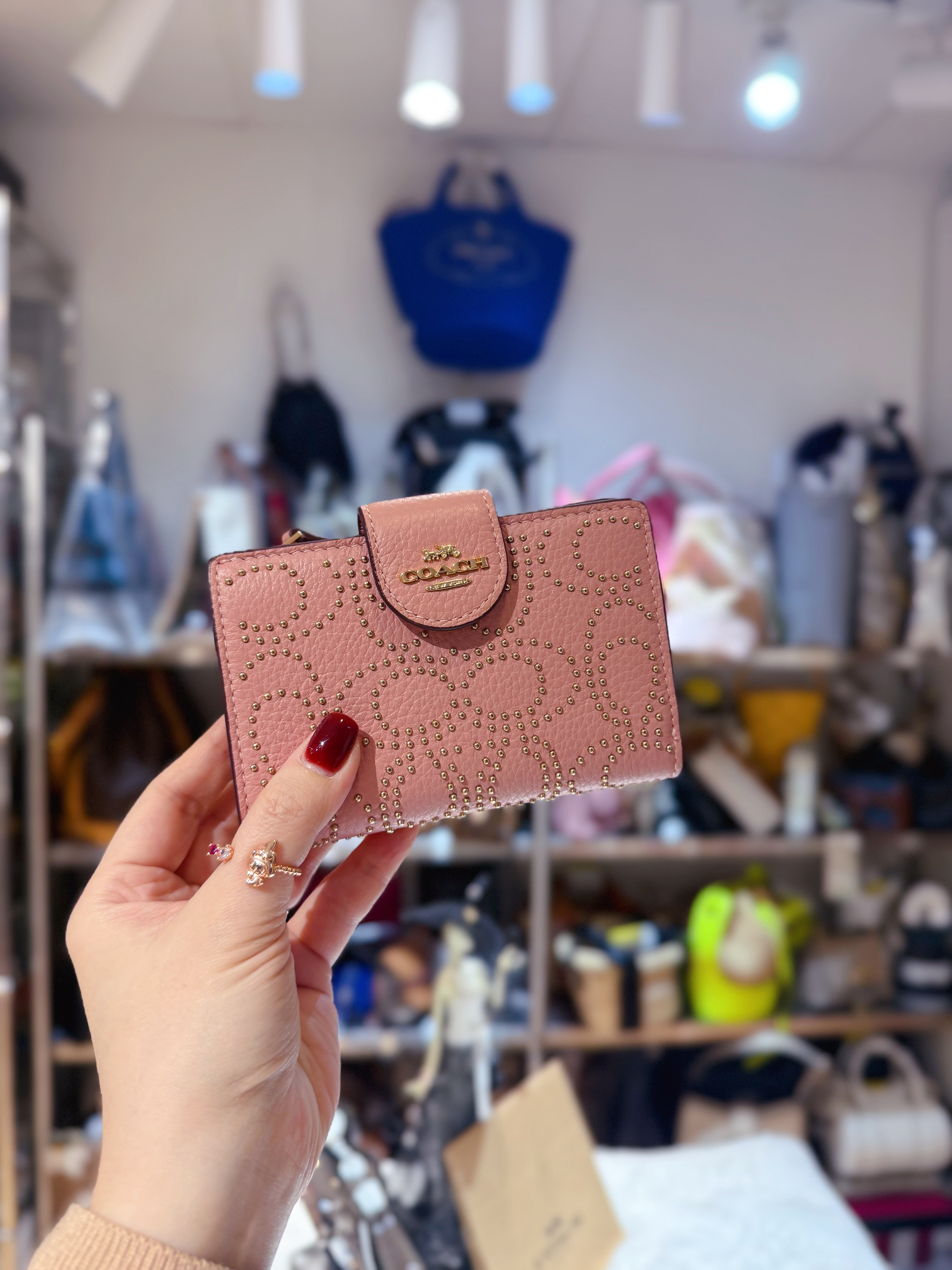 Coach medium wallet pink/stud