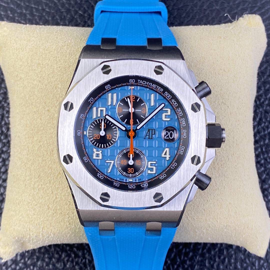 新配爱彼皇家橡树离岸型26238系列42Mm腕表 秒杀市面上所有版本“封顶之作 杜绝一眼假”在原有的基础上 潜心研发 突破壁垒 打破原装封锁技术，同步原装独家计时码表款可松动头粒”使上手最大程度贴合手腕，大大提高了佩戴的舒适 同时也杜绝一眼假的尴尬处境。真正做到从每一个喜欢手⌚️的表友角度考虑 1. 表壳与圈口的选料，使用进口的氧化锆，无需任何颜料，以超高的压力与超高的温度锻造，形成超高密度的彩色陶瓷 2.采用最新CNC级别的打磨技术，将整个表壳的个个角度完美处理，3.每颗六角螺丝都与表框处于同一平面上，不接受一丝一毫的凸显与凹陷，真正诠释了何为顶级复刻艺术 4.表盘以爱彼经典的大格纹为背景，层次分明的方格排列，经过完美打磨，将匠人的工艺体现的淋漓尽致 5.镜面采用双面蓝宝石镜片，天然橡胶皮带，6.机芯采用原装3126的计时机芯，十二位的小秒，6点钟位和九点位的12小时计时与30分钟计时，完美的还原了原版的所有功能，每块手表APF厂都经过人工QC确保机芯的稳定性，真正做到无可挑剔欢迎各位 表友鉴赏‼️💯🔥