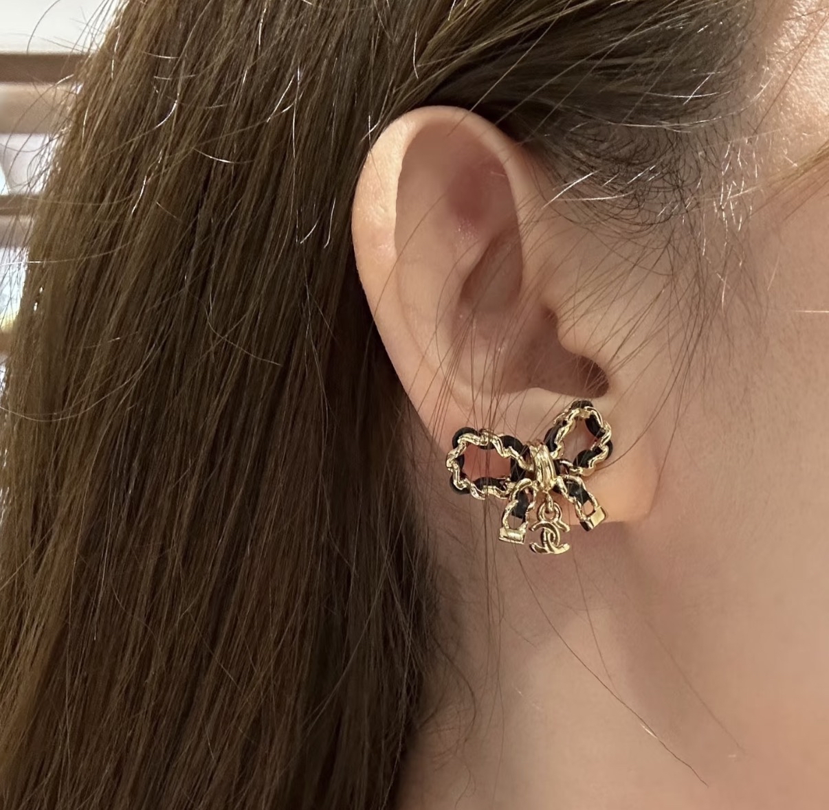 Chanel 皮穿鏈蝴蝶結CC Logo 耳環 