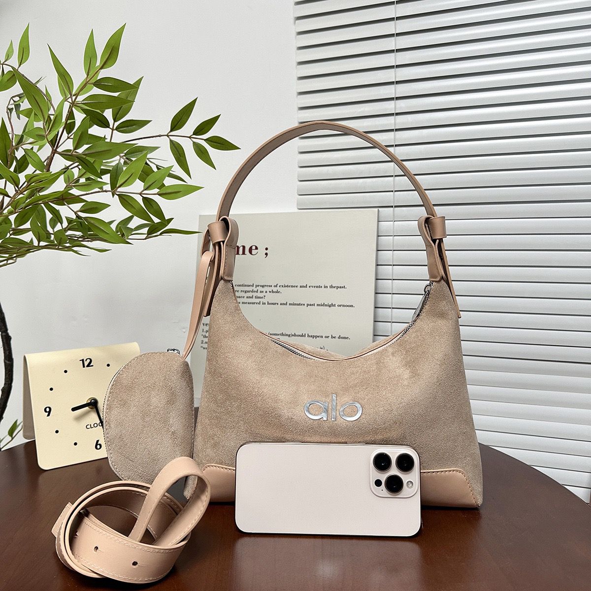 $88隻。2隻起$80隻。多色選擇/Alo麂皮腋下包