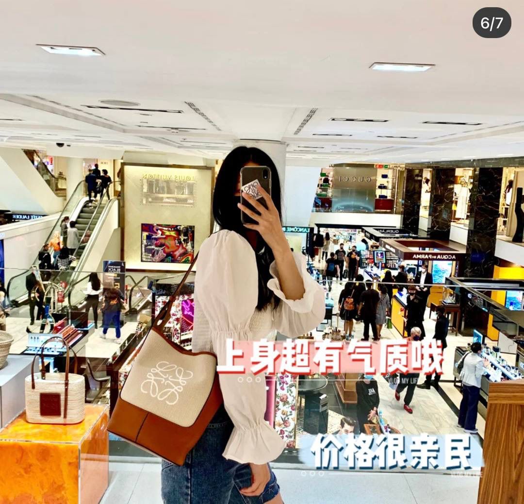 *𝘏𝘰𝘣𝘰 水桶通勤包 尺寸:32-26-13cm 编码:062108 【该尺寸没包装】 颜色:棕配米白（布配皮） Anagram标志性logo点缀，包身底部定型，自重超级轻，实用的桶形设计，巨能装哦！ 肩带可调节可斜挎and 侧背，追求潮流韩范儿的，甜酷风的迷弟迷妹们，走起，走起…😍😍