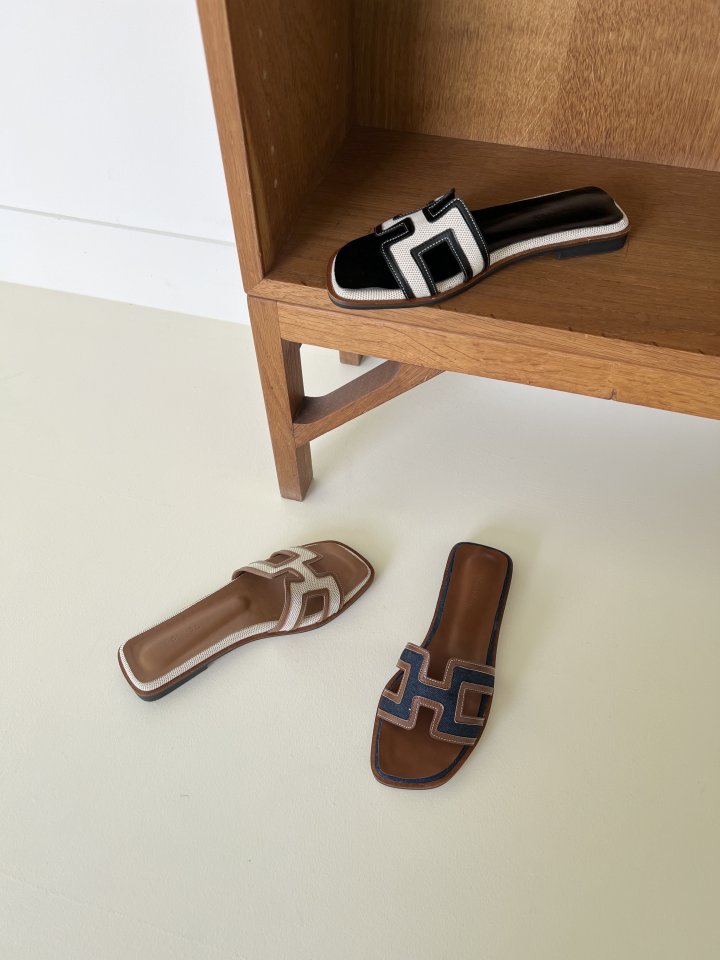 Contrast Hannah Sandals (3 colors)