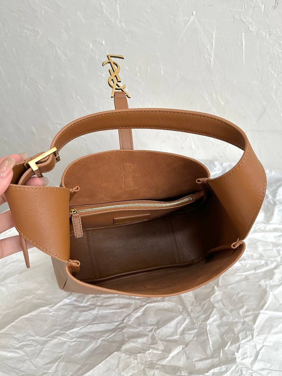 销量王🔥 ys1 hobo bag腋下包 我和你们说，这只包看着普普通通 但是上身是真的很好看！ 第一次看到他们家有这种慵懒的腋下包 整个包都是柔软的原厂胎牛皮 又轻容量又大，真的很～～好背 这只包的灵魂在于圆滚滚中又有型 市场很多做得太挺括硬朗，那种货打咩啊❌ ZP开发⚠️全套包装哦～ 23×22×8.5cm713938m