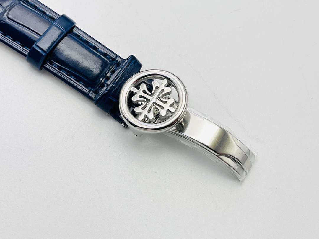 百达翡丽5320G-001超级复杂功能时计腕表！🚀🚀 1⃣️直径40毫米！ 2⃣️一体冲压成型的双层式精钢表壳，致敬了经典的设计语言奶油色的表盘营造复古氛围，表盘边缘刻印有密分秒数刻度，配金质阿拉伯数字及五分钟凸圆刻度字钉，更有立体感。时分指针以巴顿式设计为基础，配以尖长的针尖，这特色造型是呼应了 1950 年代 Ref. 1463 计时码表的指针。表盘6点位置是月相显示和日期分拨。所有的万年历标志都很好，一眼就能读懂。 3⃣️搭配仿324 S Q 自动上链机芯，是 324 自动上条传奇机芯的精装版本。机芯夹板桥经倒角，边缘作细意打磨，主夹板饰以鱼鳞纹，而夹板则缀以日内瓦波纹，夹板表面有包金雕刻，螺丝凹槽经打磨和倒角，连钻孔亦同样经打磨处理。 4⃣️搭配朱古力啡色牛皮表带，进一步带出复古气息。