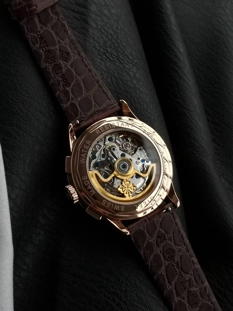 百达翡丽复杂功能时计5170G多功能腕表，堪称腕表精品当中的精品！😍✨🔥 腕表直径为42毫米，作为一款男士腕表，它的表盘大小适中。为我们奉上对称的美感，整个表盘的布局大方得体，包括了如此之多的功能的同时，又不会让人觉得繁杂。 机芯采用了7750机芯完美还原正品诸多功能，提供了强大的时间衡量功能。意大利牛皮表带，专属的灯笼扣，任何季节，任何场所，任何职业人均适合佩戴，让手腕佩戴得更舒适，让气质绽放。此款腕表具有30米防水功能，满足大众日常生活，休闲度假必备腕表。 百达翡丽5170G可以说是腕表中的精品，功能方面的巧妙构思，外观上的合理布局，以及优越的机芯性能，无一不体现出百达翡丽的独特设计，一件经典的艺术品，一件完美的收藏品。