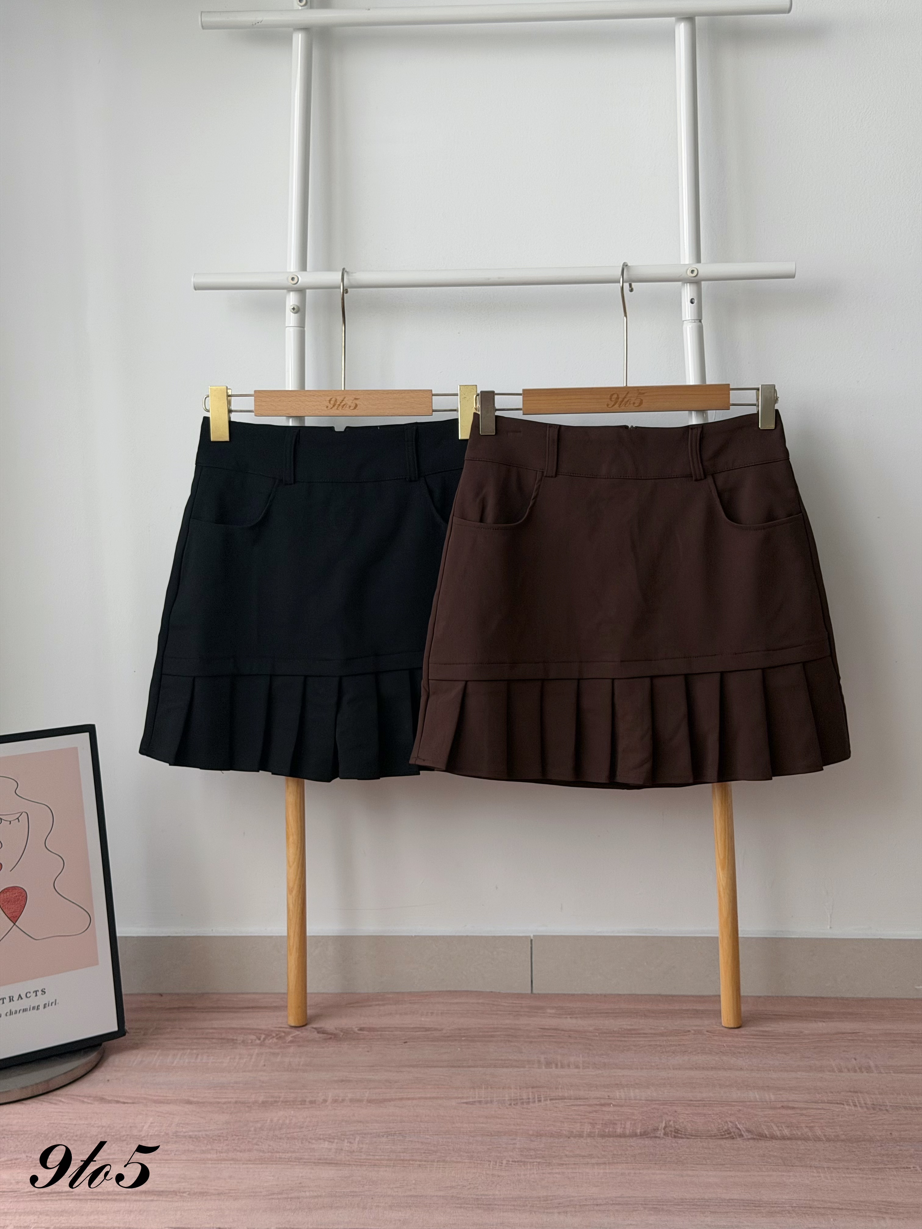 S2047 A Line Short Pleated Skirt - Black & Brown