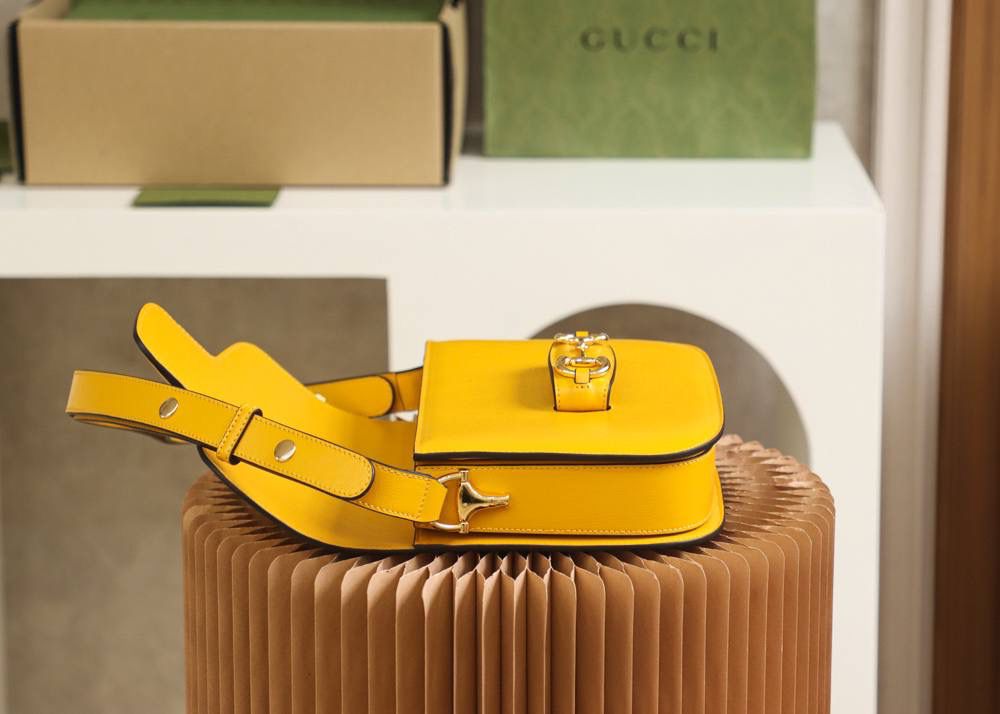 ▪️𝟭𝟵𝟱𝟱 𝐇𝐨𝐫𝐬𝐞𝐛𝐢𝐭马衔扣#602204# 正品皮▪️YY# ☑️尺寸：25*18*8𝙘𝙢 𝙃𝙤𝙧𝙨𝙚𝙗𝙞𝙩 1955马鞍包全皮系列， 全皮的质感看起来更加上档次， 更加有时尚感，标志性的马衔扣五金， 搭配经典的复古线条与现代精神巧妙融合， 不仅看起来有复古的味道，却不失时尚的高级感， 采用皮革材质相映成趣， 搭配可调节的肩带，给予日常不同的背法！ 隔成设计，更加人性化使用！ 给人透出低调而大气的气质！🔥🔥