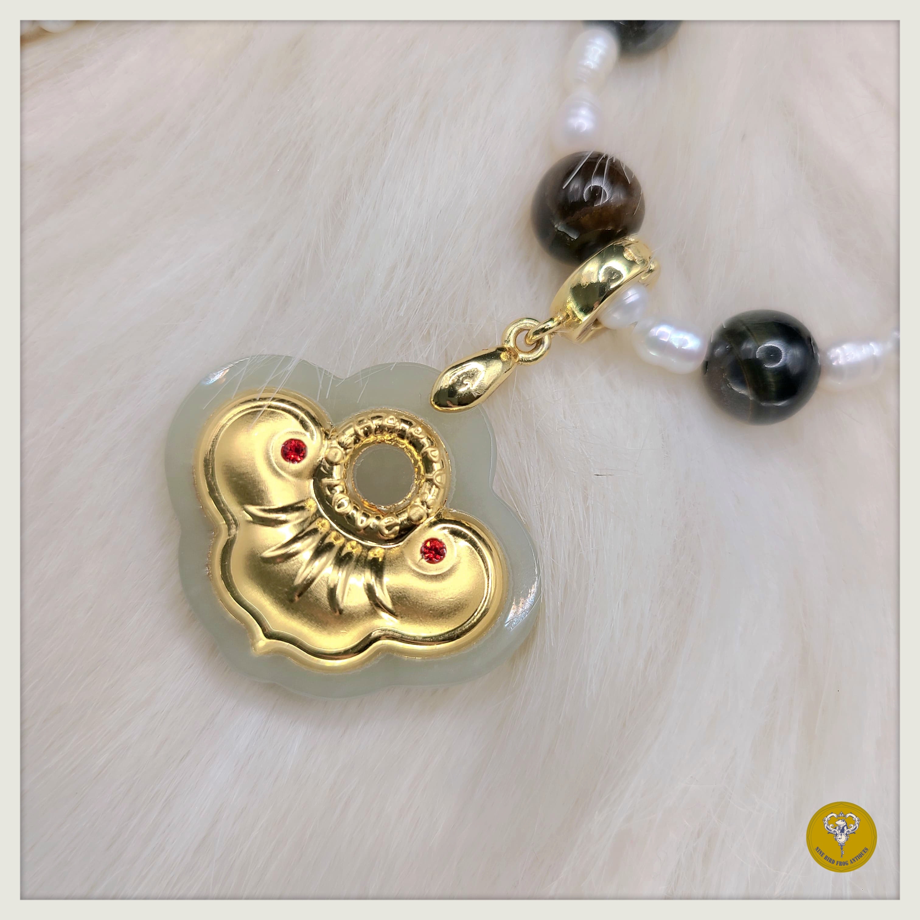 24k金鑲和田玉平安鎖吊嘴配多寶水晶珍珠頸鍊 或 翡翠珍珠頸鍊