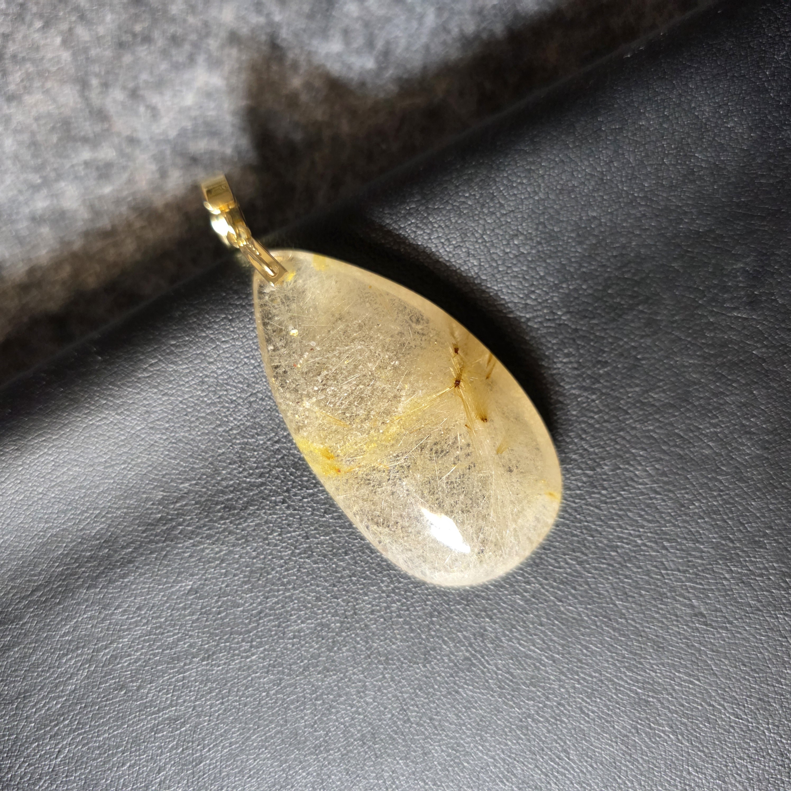 金髮晶水滴吊飾