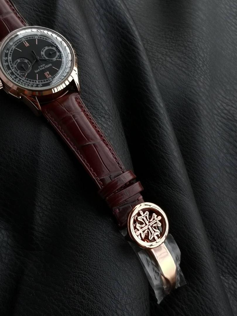 百达翡丽复杂功能时计5170G多功能腕表，堪称腕表精品当中的精品！😍✨🔥 腕表直径为42毫米，作为一款男士腕表，它的表盘大小适中。为我们奉上对称的美感，整个表盘的布局大方得体，包括了如此之多的功能的同时，又不会让人觉得繁杂。 机芯采用了7750机芯完美还原正品诸多功能，提供了强大的时间衡量功能。意大利牛皮表带，专属的灯笼扣，任何季节，任何场所，任何职业人均适合佩戴，让手腕佩戴得更舒适，让气质绽放。此款腕表具有30米防水功能，满足大众日常生活，休闲度假必备腕表。 百达翡丽5170G可以说是腕表中的精品，功能方面的巧妙构思，外观上的合理布局，以及优越的机芯性能，无一不体现出百达翡丽的独特设计，一件经典的艺术品，一件完美的收藏品。