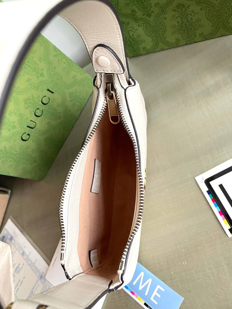 👜aphrodite系列 型号:739076 尺寸:21*12*4 手袋向20世纪90年代末和21世纪初流行款式致敬，以全新廓形演绎，将经典设计与流行配色和富有辨识度的双g配件融于一体，打造时尚前卫且别出心裁的包袋造型。这款肩背包以黑色软皮匠心打造，巧妙融入金色调拉链开合.🔥🔥