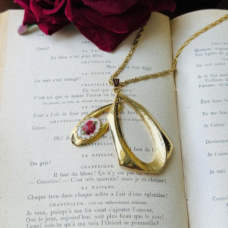 C.a. 1970s Rose Petit Needlepoint Double Frame Pendant Statement Long Necklace (MT2080)