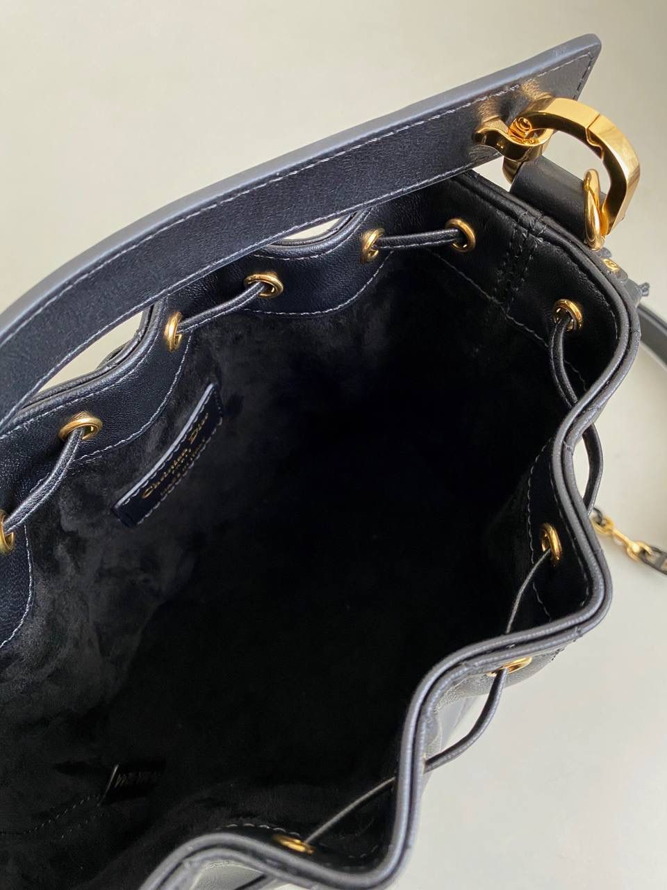 🈶黑色，迷你 𝗗𝗜𝗢𝗥 𝗠𝗮𝗿𝗹𝗲𝗺𝗮水桶包 水桶包好的一点就是容量巨大！ D家新出的这只你不要看它小， 容量我真的超爱～ 风格依然是Jolie同系列的珍珠元素 极简的包身加拼色链条，精致耐看 经典藤格纹羊皮，皮质柔软有光泽 主要是实用，斜挎休闲 手拎乖巧精致， 适用于任何场合！ 绝对是你日常出勤率最高的一款 17×16×9cm #7060m