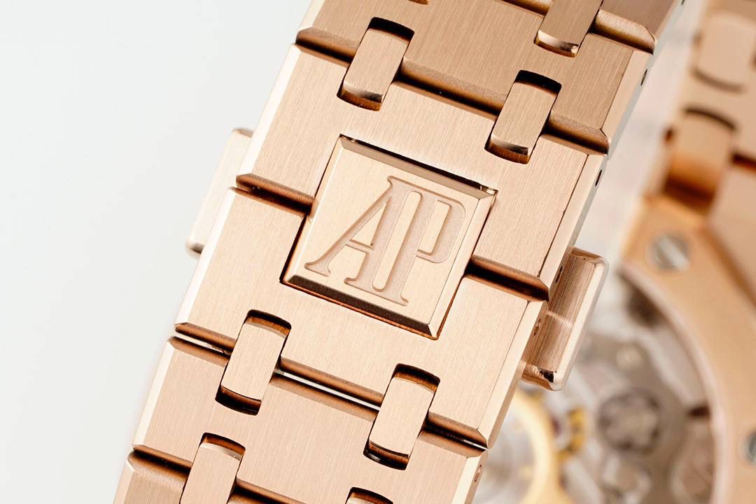 🚀新品爱彼皇家橡树系列26240系列，是一款41毫米精钢自动上链计时码表，搭载APS开发自研Calibre 4401一体机芯，具备飞返计时、小时/分钟/小秒显示及日期功能。其标志性八角形表圈配以八颗六角螺丝，搭配“Grande Tapisserie”大型格纹表盘，层次感鲜明。一体式精钢表链延续了1972年首款皇家橡树的经典设计，兼具运动与优雅。全新开发一体机芯采用导柱轮与垂直离合结构，振频28,800次/小时，与原版完全一致，动力储存约70小时，防水深度50米。AP融合高级制表工艺与前卫美学，是奢华运动腕表的典范之作。💯🔥🔥