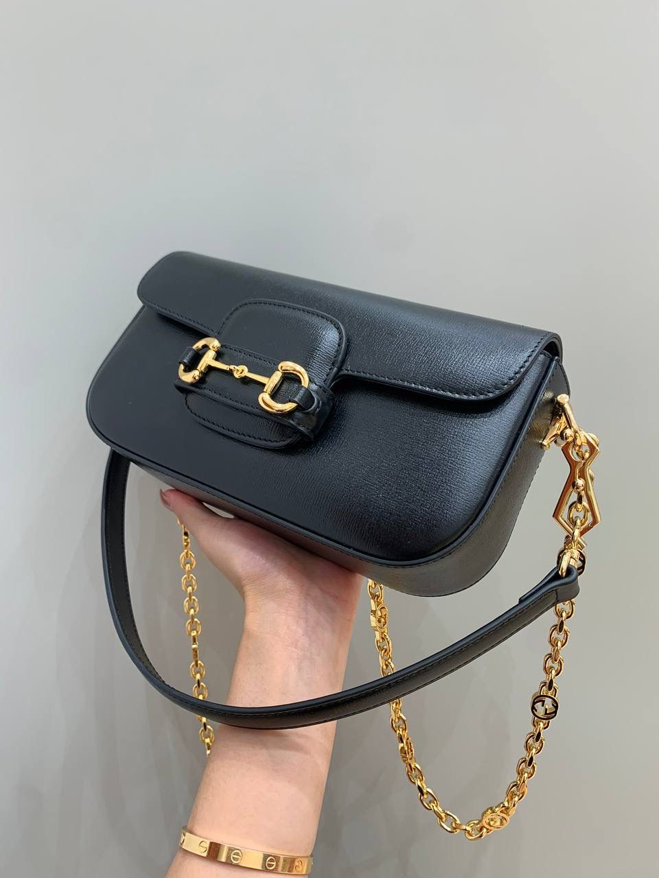 新背景实拍正品级 。Gucc1 horsebit法棍包（原皮黑色） 销量王🔥全皮系列❗️ 抓住一只小可爱，又是颜值巅峰之作 法棍出全皮拉，比起老花我更爱全皮！ 时髦复古女孩的一眼心动， 腋下包造型真的是再一次惊艳 最火爆的马衔扣元素加上最时尚的腋下背法 今年妥妥的包王无疑了！ 品牌爸爸，你真的别太拿捏我！ 斜挎则改成了金属链条，太有撞击感了！ 全皮腋下背搭配金属斜挎背， 还没有正式上线就全网断货了， 就问你拒绝得了吗！！ 型号735178 尺寸24/13/5.5cm