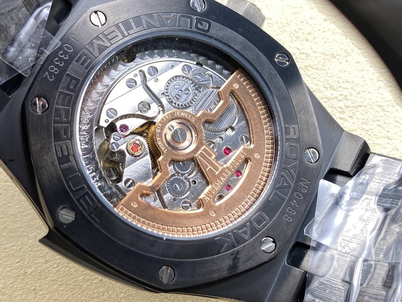 🚀AP爱彼 皇家橡树26591IP系列男士腕表，两针半 震撼上线：后盖升级透底，采用2953升级版机芯， 成就钢表巅峰—— 实力演绎 卫冕“钢”王！【5大精妙之处】 1.正品拆解开模，尺寸为42×11.3毫米与正品一致！ 2.完美还原正品表壳的每一处细节，尽显正品“棱角分明 坚毅果敢”的阳刚气质。 3.钢带的做工无可挑剔，比市面上任何钢带表做工均要更上一层楼，钢带头粒和表头衔接的“缓冲带”的松紧程度与正品一模一样，(可选配钢带款，胶带款) 4.爱彼2953升级版机芯，稳定，优秀，更真实。 5.表盘的“饼干纹理”立体饱满 搭配白金荧光时标和Royal Oak皇家橡树指针，体验精妙 感受不同！必属精品