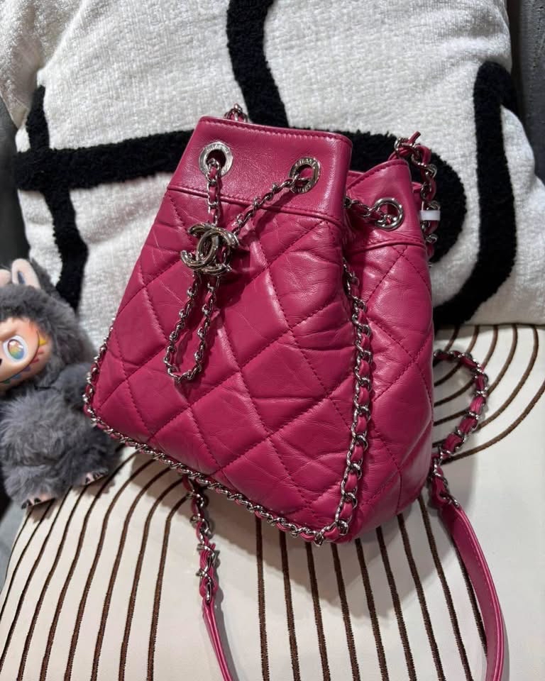 Chanel Crumpled Calfskin Quilted Chain All Over Drawstring Bucket Bag Pink 100%Authentic, 98% new  ✅honogram✅dust bag 