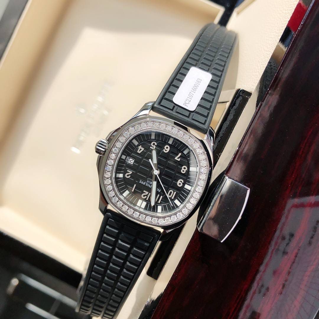 独家推出 新款百达斐丽AQUANAUT系列 专为女性设计！用最简约方式完美体现百达斐丽的精髓，融合了大胆的设计和正统的纯粹，这款腕表成为百达斐丽的旗舰产品之一！腕表完美尺寸35.6，进口精钢材质多重工艺精磨打造。原装一致厚度7.77cm。表盘镶嵌46颗 vs1.8真钻。约一克拉！ Gtc中国权威鉴定证书。百分百保证每一粒都是货真价实的真钻。可验可查询！💯💯