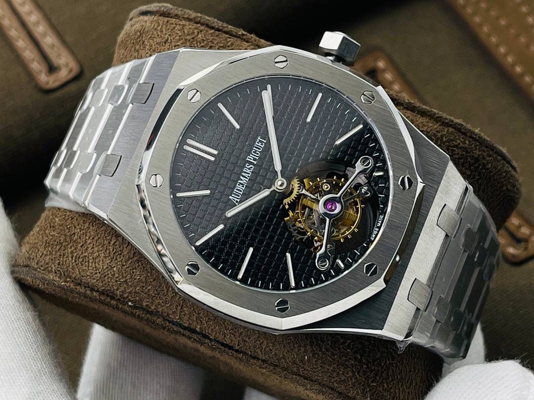 爱彼A P皇家橡树陀飞轮精品腕表 升级细节🔥 1⃣️独家订制Cal.2924机芯，动力储存68小时！ 2⃣️腕表依旧保留的八角形表圈、标志性的六角形螺丝以及经典表带！ 3⃣️皇家橡树系列超薄陀飞轮腕表在经典的“Tapsisserie”格纹上进行再度创新，形成了新的格纹“Tapisserie Evolutive”！熟悉又陌生的表盘格纹装饰带来全新观感，成为这款腕表的点睛之笔。 4⃣️表壳直径为41毫米，厚度为11.2毫米！