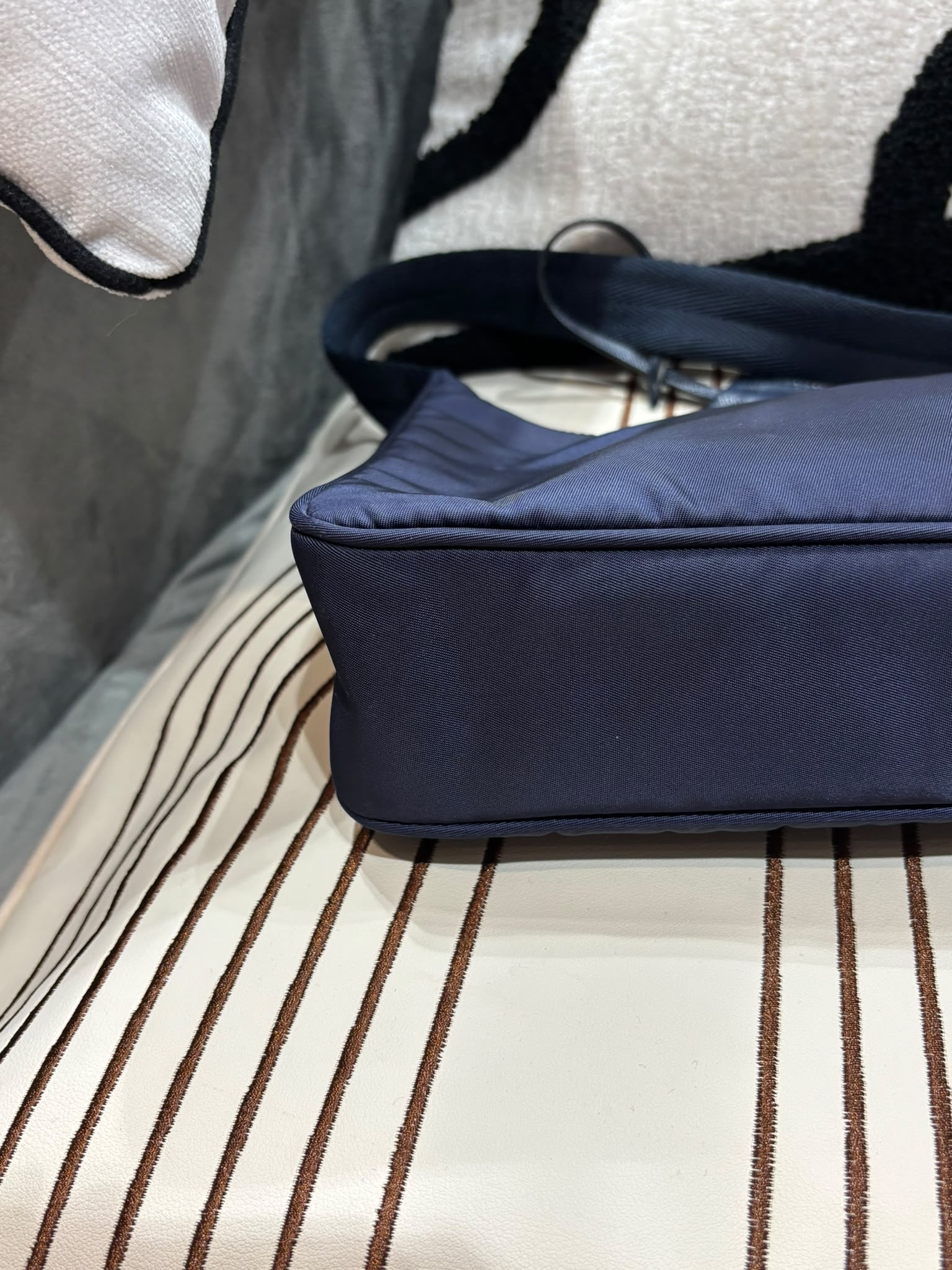 Prada re-edition 2000 re-Nylon Hobo Bag Navy 100%Authentic, 95%New