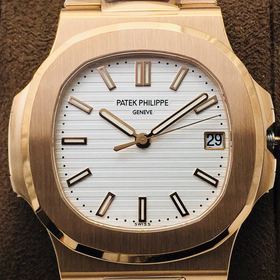 新力作 V4超级升级版 百达.翡丽鹦鹉螺重磅来袭！ 1：第一款真正意义上的超级鹦鹉螺，震撼来袭，全新修正的不锈钢表带，铰链部分根据真正的百达翡丽鹦鹉螺不锈钢表带拆解开发，和正品一致的贴合效果！ 2：逆袭之前所有副本，铰链开合角度和正品一致，锁毕声音和正品相同！ 3：重点指出此次V4版的面盘在采用与真品一致的覆荧光涂层金质立体时标，特别突出的“蓝魅”面无限接近原版！ 4：机芯方面是全新订制的修正版的一体芯Cal.324机芯，是目前唯一做到机芯的钢印与正品一样的雕刻工艺。